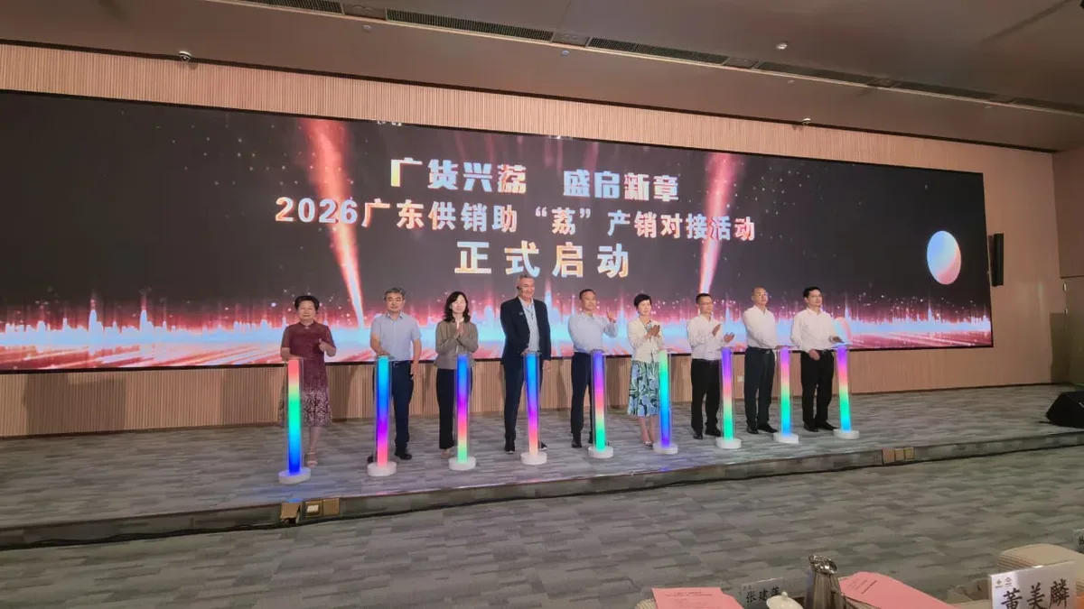 代表团参观供销系统产品展示区域